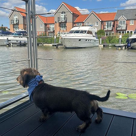 Lincoln Floating Holidays Buitenkant foto