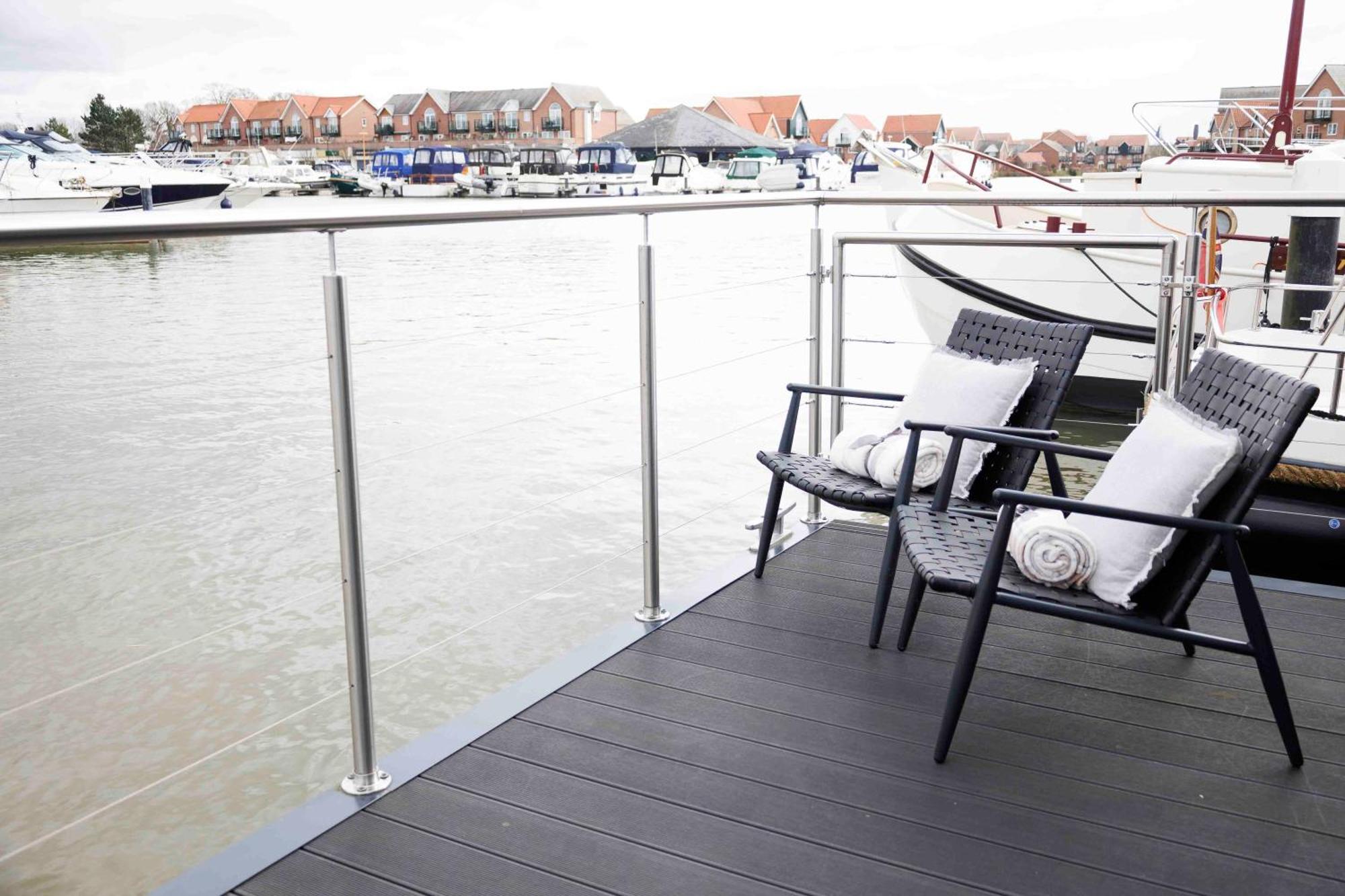 Lincoln Floating Holidays Buitenkant foto