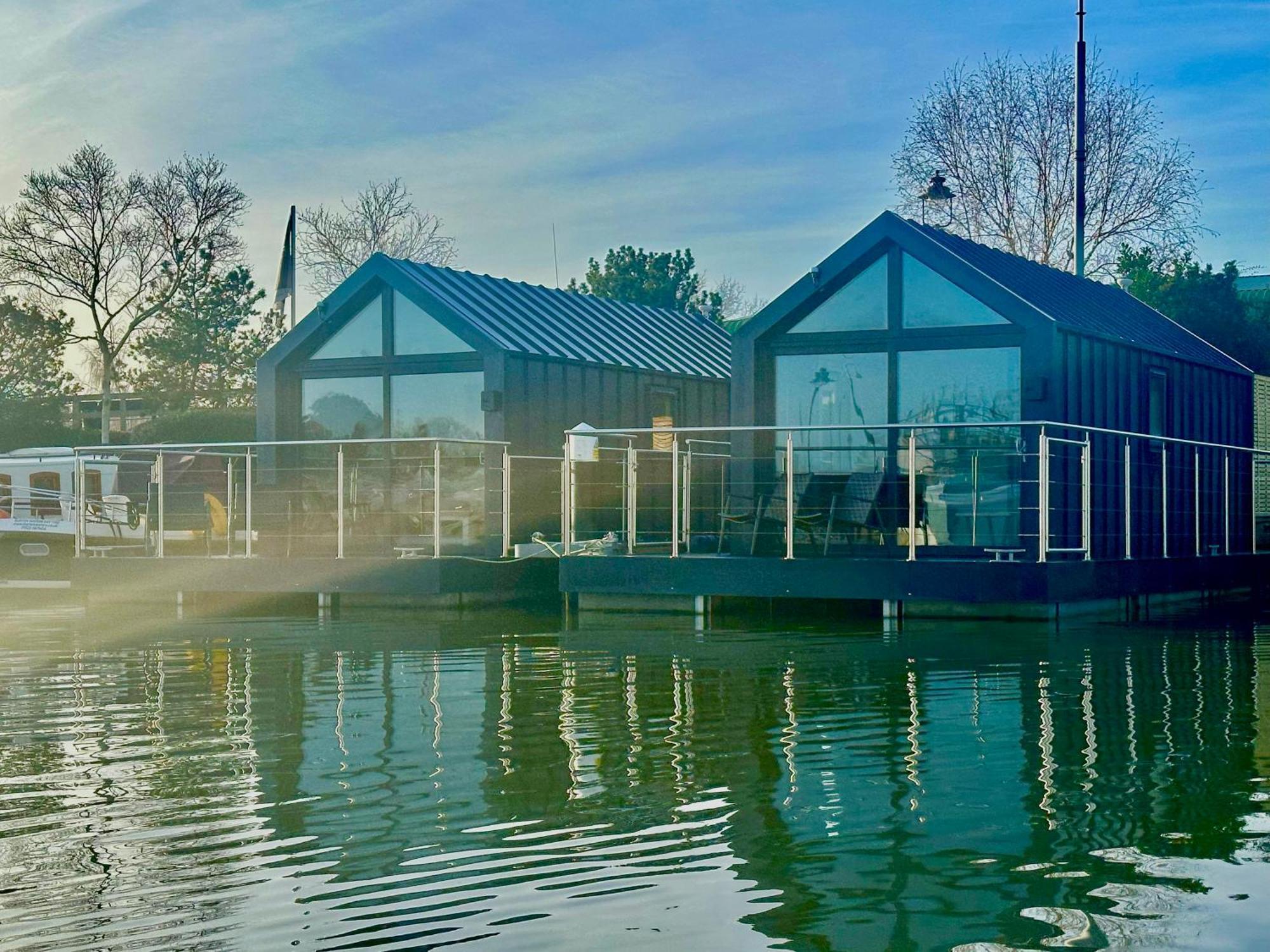 Lincoln Floating Holidays Buitenkant foto