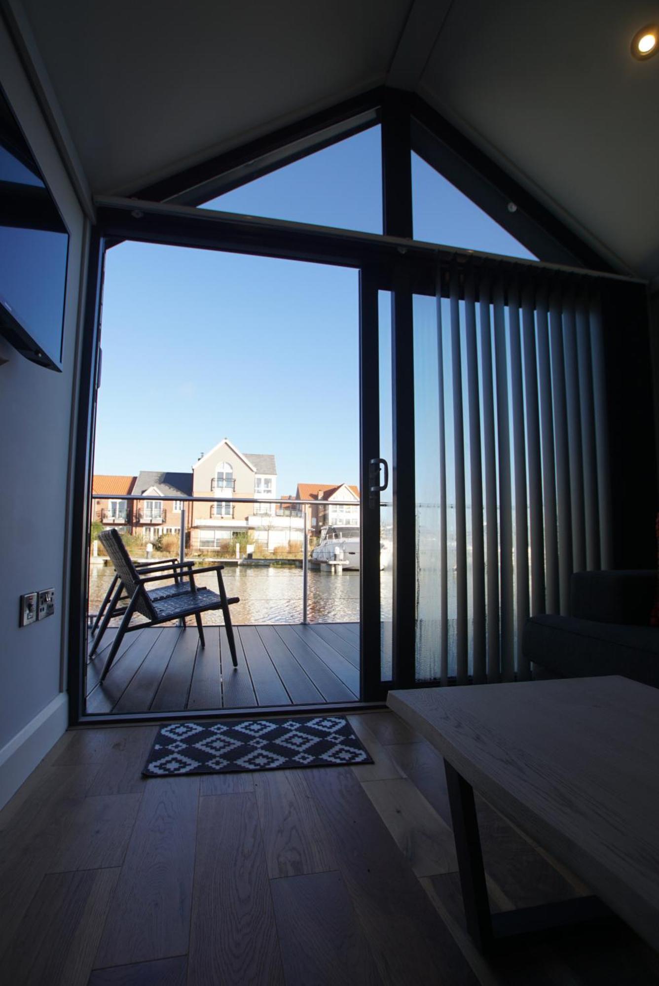 Lincoln Floating Holidays Buitenkant foto